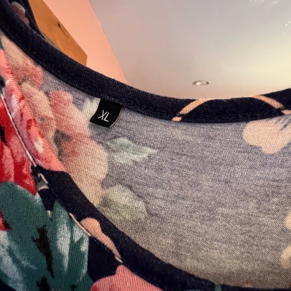 Women’s Xl flowered dress with pockets. - Picture 2 of 4